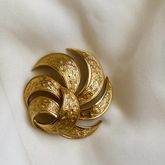 VTG Trifari Gold Textured Swirl Brooch - Picture 4 of 5